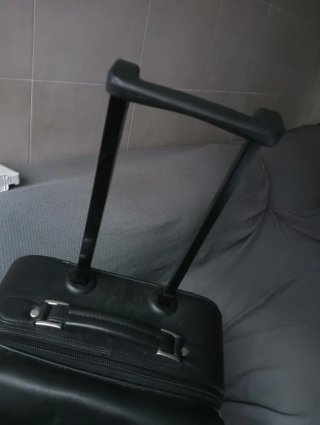 Maleta de viaje negra cuero