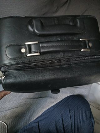 Maleta de viaje negra cuero