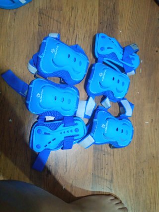 Rodilleras y coderas azules para patinaje