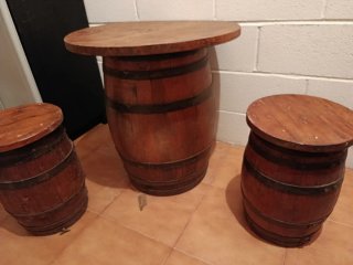 Mesa y 2 banquetas de tonel