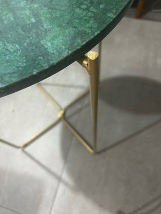 Mesa auxiliar mármol verde y base dorada