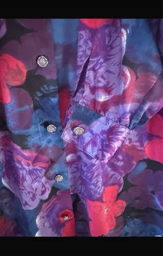 Camisa floral roxa e vermelha
