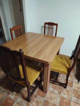 Mesa de comedor con 4 sillas