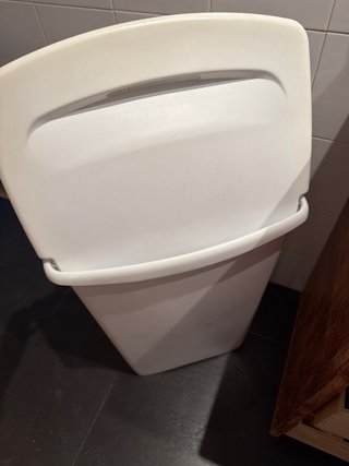 Cesto de ropa blanco y madera