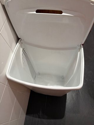Cesto de ropa blanco y madera