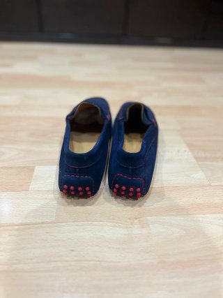 Mocasines de ante azul marino con tacos rojos -