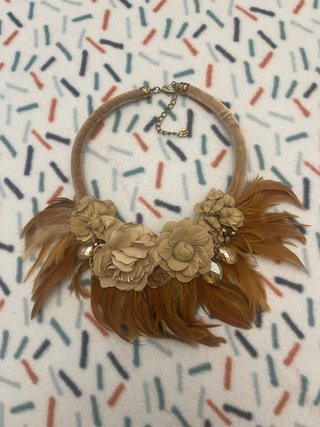 Collar de terciopelo con flores y plumas marrones