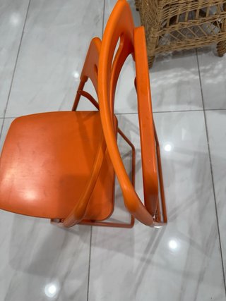Silla naranja plegable