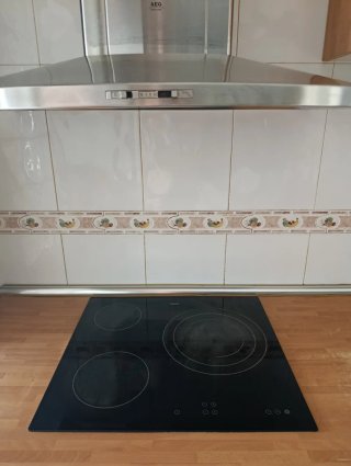 Combi, fregadero y grifo, campana y vitrocerámica.