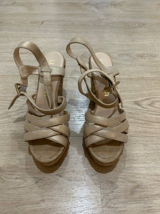 Sandalias cuña alta beige y doradas