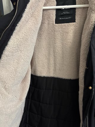 Parka Negra con Capucha y Pelo Sintético