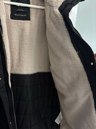 Parka Negra con Capucha y Pelo Sintético
