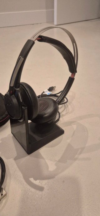 Auriculares Plantronics Voyager con base