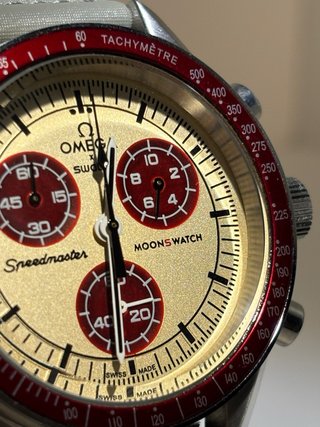 Omega x Swatch Moonwatch Beige Rojo 42mm – Mod