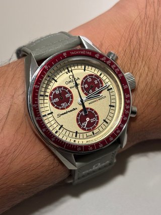 Omega x Swatch Moonwatch Beige Rojo 42mm – Mod