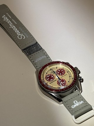 Omega x Swatch Moonwatch Beige Rojo 42mm – Mod