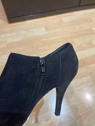 Botines de tacón fino / Shooties negros de ante -