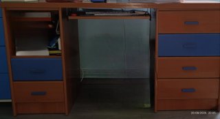 Escritorio madera y azul