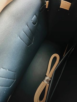 Bolso de mano beige elegante