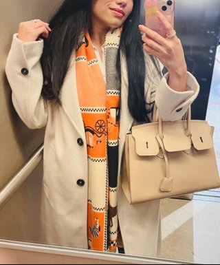 Bolso de mano beige elegante