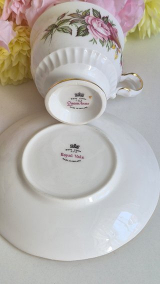 Taza y platillo de porcelana con rosas