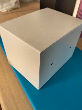 Caja fuerte metálica blanca