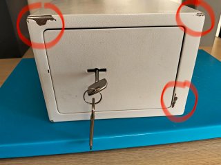 Caja fuerte metálica blanca