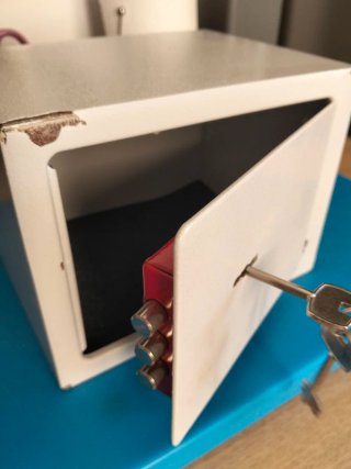 Caja fuerte metálica blanca