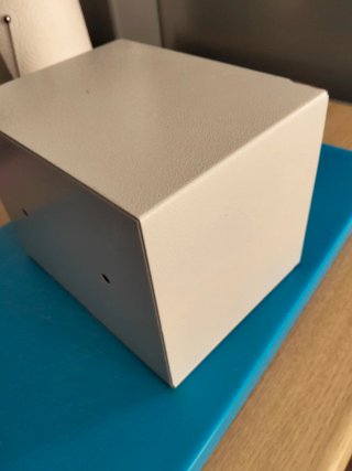 Caja fuerte metálica blanca