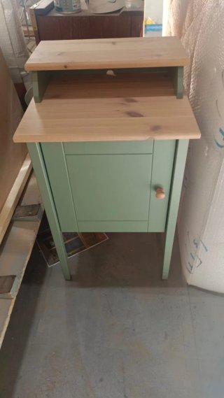 Mesita de noche de madera verde