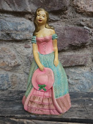 Figura de mujer antigua con sombrero