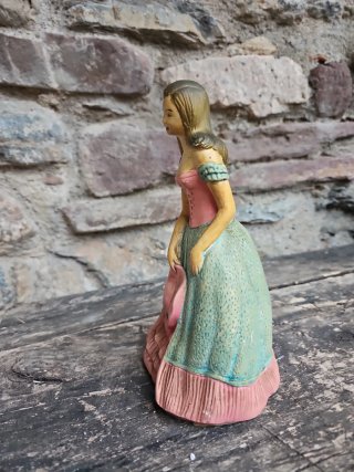 Figura de mujer antigua con sombrero