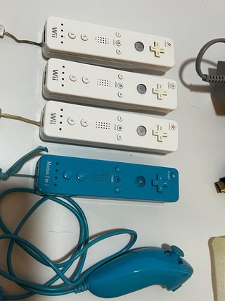 Nintendo Wii + 4 mandos + Accesorios