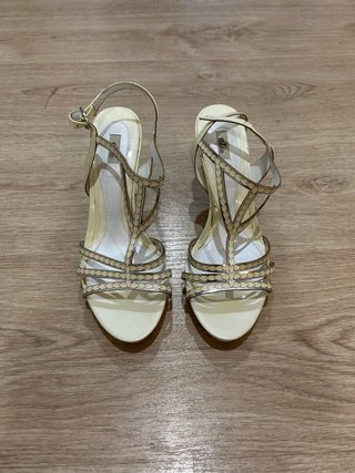 Sandalias de tacón Ezzio Beige y Dorado