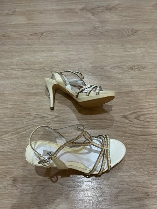 Sandalias de tacón Ezzio Beige y Dorado