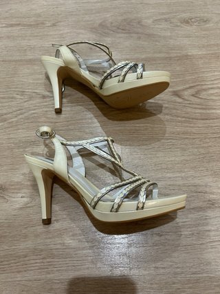 Sandalias de tacón Ezzio Beige y Dorado