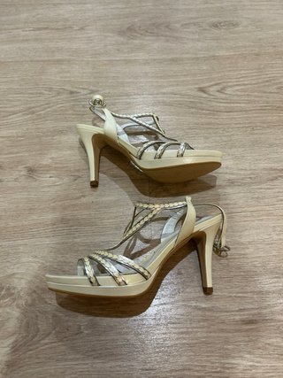 Sandalias de tacón Ezzio Beige y Dorado