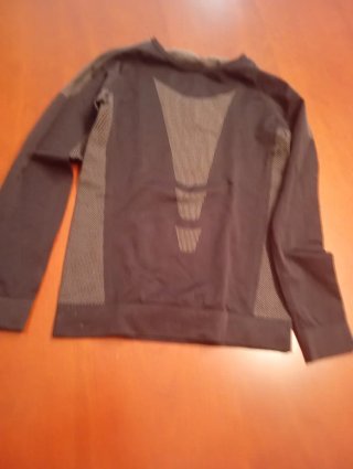 Camiseta térmica deportiva negra y gris