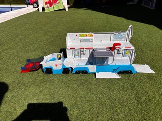Camión patrulla canina con 5 vehículos
