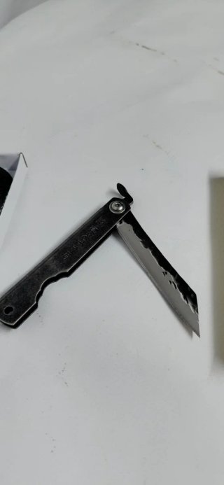 Navaja estilo japonés en negro