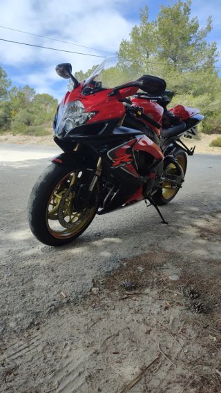 Suzuki GSXR 600 K7 Sportbike Roja y Negra