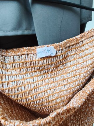 Camiseta marrón y blanca con estampado