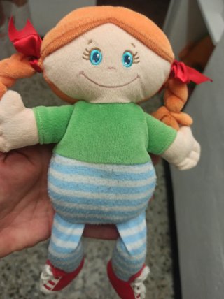 Muñeca peluche con coletas y zapatillas
