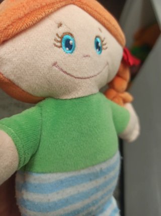 Muñeca peluche con coletas y zapatillas