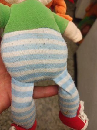 Muñeca peluche con coletas y zapatillas