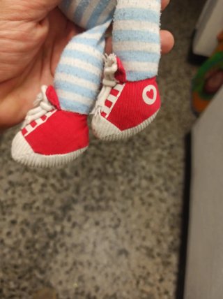 Muñeca peluche con coletas y zapatillas
