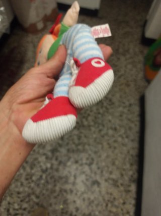 Muñeca peluche con coletas y zapatillas