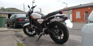 Yamaha XSR125 Naked Roja y Blanca