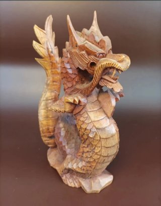 Dragón tallado artesanalmente en maderaaciza
