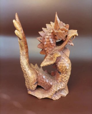 Dragón tallado artesanalmente en maderaaciza